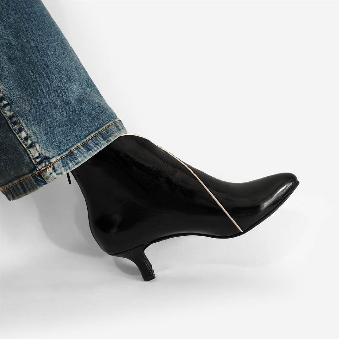 BOTINES CATALINA NEGRO CHAROL CON HUESO