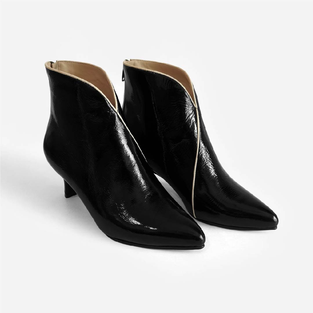 BOTINES CATALINA NEGRO CHAROL CON HUESO