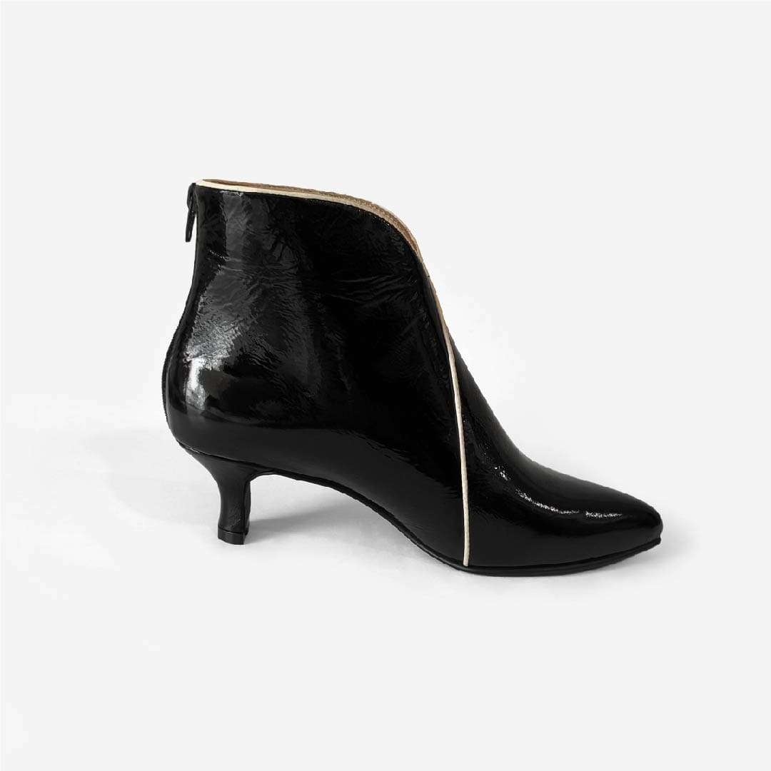 BOTINES CATALINA NEGRO CHAROL CON HUESO