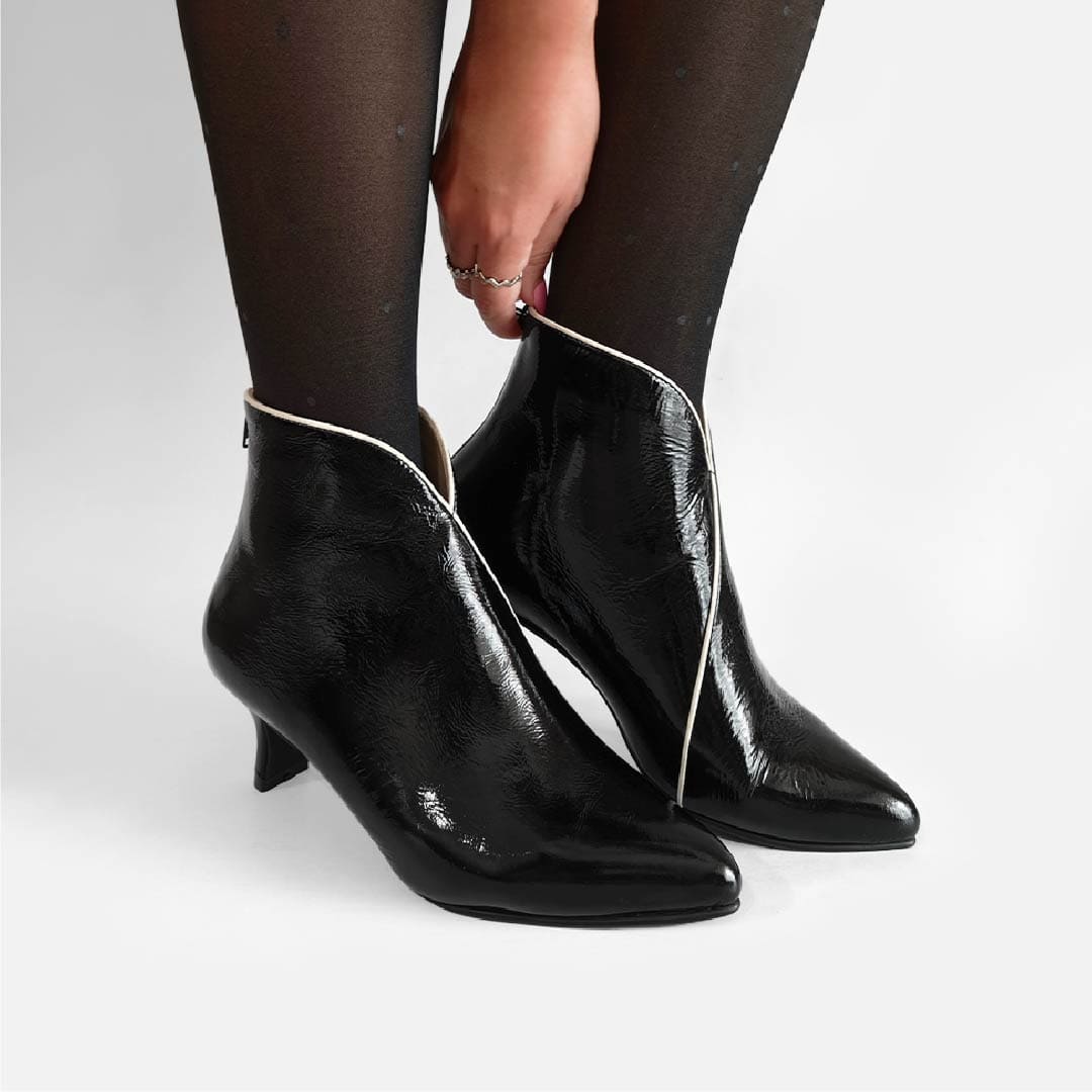 BOTINES CATALINA NEGRO CHAROL CON HUESO