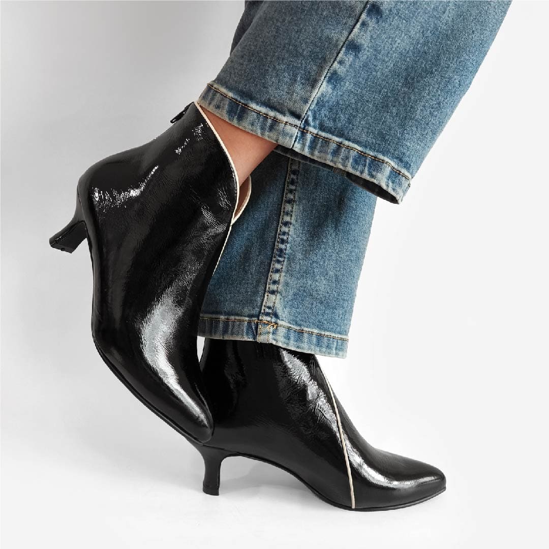 BOTINES CATALINA NEGRO CHAROL CON HUESO